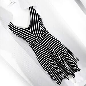 MONTEAU LOS ANGELES! BLACK & WHITE STRIPED STRETCH V-NECK DRESS! SZ M